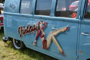 femme-vintage-van-volkswagen