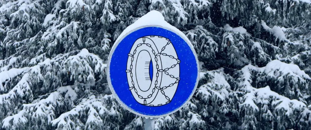 panneau de réglementation b26 : chaînes à neige obligatoires